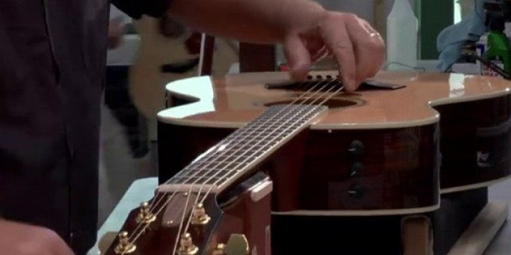 Come cambiare le corde della chitarra in pochi semplici passi?